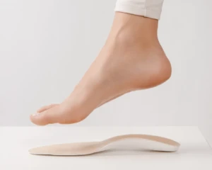 el pie de una mujer sobre la suela sobre la mesa (1) mini